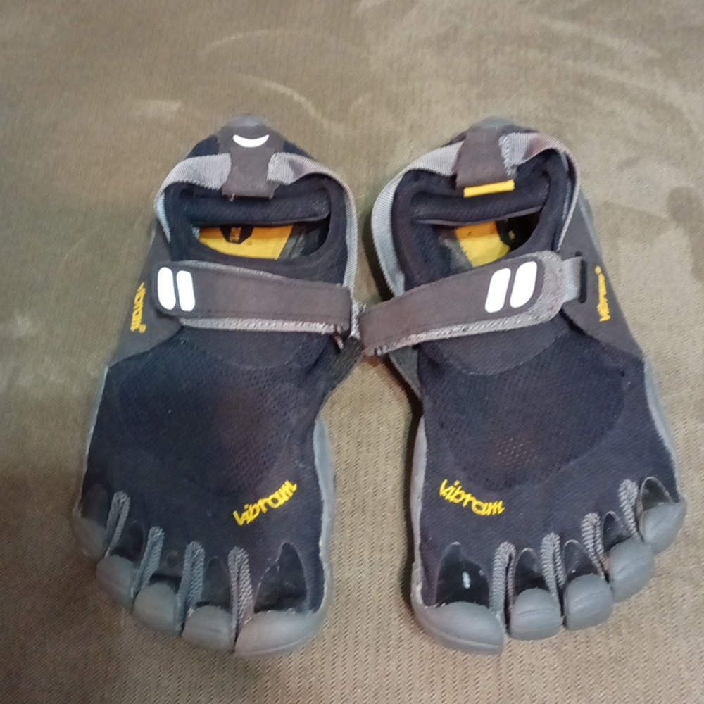Vibram size USA 8, EUR 41 shoe's gray, black and yellow.